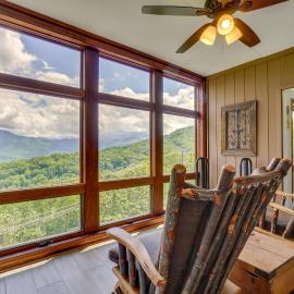 3 Mi to GSMNP! Family Condo w/ Pool & Views
