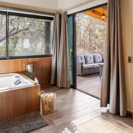 Cabaña de lujo 2 habitaciones con Jacuzzi Dentro del Bosque a 10 min del Pueblo
