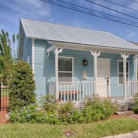 Quaint Cottage with Private Pool-Walk to Everything