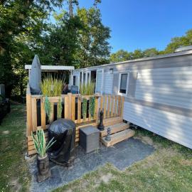 Mobil home camping Paradis du Quinquis, hotelli kohteessa Clohars-Carnoët
