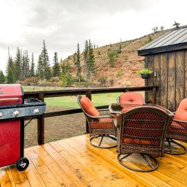 Fishing & Views: 'River Paradise' in Dubois!, hotel u gradu Dubojs