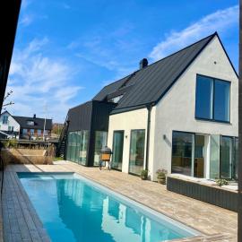Seaside villa with pool, hotel en Simrishamn