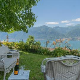 Jacuzzi vista lago - Country House Bellosguardo, hotelli kohteessa Lezzeno