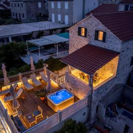 Seafront Villa Denis, hotel din Bol