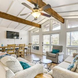 Walk to Beach: Ocean-View Home w/ Deck in Freeport, hotel in Red Fish Cove