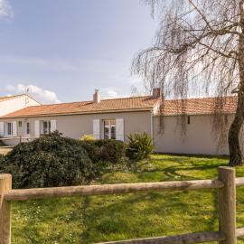Gîte rénové près de la mer avec jardin clos, cheminée, Wifi et équipements bébé inclus. - FR-1-306-879