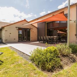 Élégant Gîte Rural avec Piscine Intérieure Chauffée près de Nantes - FR-1-306-913, Hotel in Châteauthébaud