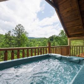 Private Studio Log Cabin! Mountain View, Hot Tub, Fireplace, Honeymoon!, hotel a Sevierville