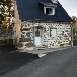Maison de charme à Cros - 3 pers, Parc des Volcans - FR-1-814-133, hotel in Super Besse