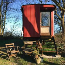 Cozy Wagon House With Views Over The Limfjord, hotell i Roslev