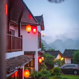 Zhangjiajie Ldyllic Pondside Timber Lodge Resort - Wulingyuan, Courtyard View, Free Airport Pickup & Travel Services, hôtel à Zhangjiajie