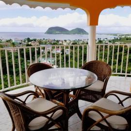 Candy's Palace Apartments -Dominica's Best Hilltop Haven, hotel in Portsmouth