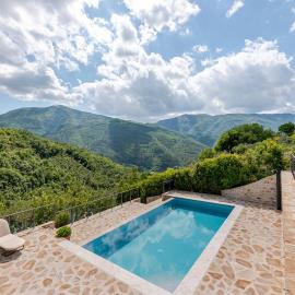 Scheggino - Casale con piscina e splendida vista, hotel a Scheggino