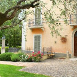 Apartment in historic villa with pool and Tennis