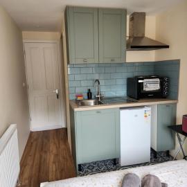 Ensuite Studio Flat Crawley-Gatwick, hotel in Ifield