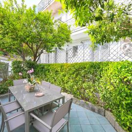 Ischian Escape- Vintage Bath and Lush Nature