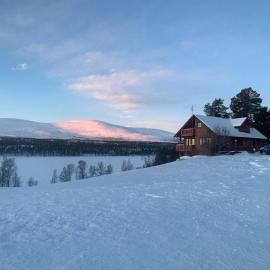 Huset Utsikten på Langsjøvolden gård، فندق في Tolga