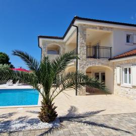 Villa Martina s bazenom,5 soba, hotel in Pinezici