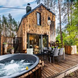 Domek lubiana180 WABI SABI w lesie jacuzzi sauna kominek - drewno w cenie pobytu - nad jeziorem Kaszuby pieski tylko do 10kg za dodatkową opłatą – hotel w mieście Lubiana