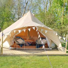 Luxury Bell tent Glamping near Yorkshire Wolds, hotel a Pocklington