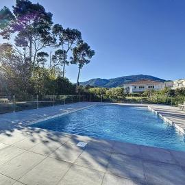 Studio residence avec piscine, hotelli kohteessa Toulon