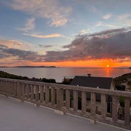 Bascuas beach house with ocean views, hotel em Aios