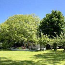 Delightful 2 bed chalet in large garden, hotel u gradu 'Saint Enoder'