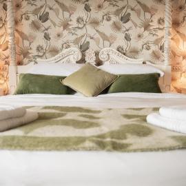 Luxury 1-Bed Stay, Four Poster Bed, Jacuzzi En Suite, Private Roof Terrace with Hot Tub by Cruise Terminal