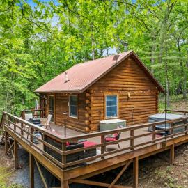 Mallard Creek Cabin - Firepit - Kitchenette - Large Deck - Gas Grill, hôtel à Berkeley Springs