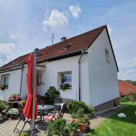 Complete living with a garden, Hotel in Mochtín