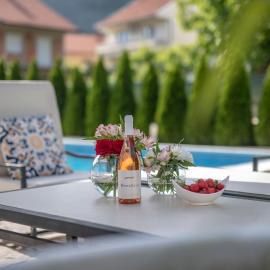 Azzurro Apartments with Swimming pool & Jacuzzi, hotel Trebinjében