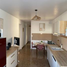 Appartement de charme dans une maison de maître, готель у місті Сюржер