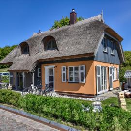 Ferienhaus Boddenbrise 13 Feriendorf Klein Stresow Rügen by ruyastay, hotel i Putbus