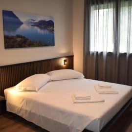 Baia delle Rose Holiday Apartments, hotel din Costa Volpino