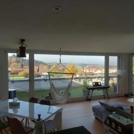 Helles WG Zimmer 1von4 in fantastischer Attikawohnung, Hotel in Oetwil am See