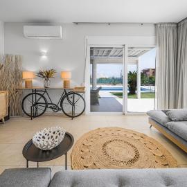 Villa Yiayia Relaxing by the sea and Heated pool
