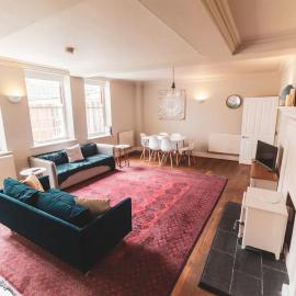 Amazing Central 2 Bed with Parking