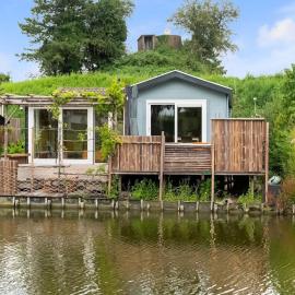 The Blue House - Heerlijk aan het Water, hotel in Ooltgensplaat