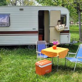 CHEZ JOSETTE caravane Camping le sorbier Montignac Lascaux, hotel in Montignac