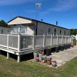 Perfect days away - 3 bedroom 1 shower with decking & bedding, Hotel in Colchester