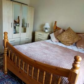 Newly Decorated Spacious room, Women only, Hotel in Bradford