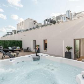 Brand New! Private Jacuzzi - Terrace - Parking, hotel in Warsaw