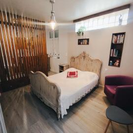 Chez Nine, chambre indépendante avec terrasse, hôtel à Sénas