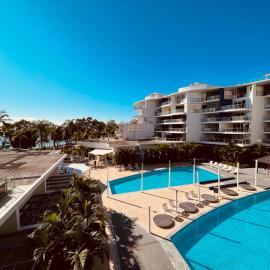 Hervey Bay 50 meters from the beach, 2BR 2BA Apartment in Resort on the Esplanade with 2 Pools, Spa, Gym, and Parking, hotel in Hervey Bay