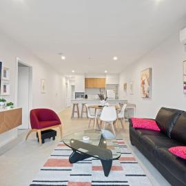 Stylish 2-Bed Townhouse with Balcony, hotel in Hall