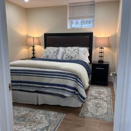 Private 2bedroom Unit, Free Parking, Free from Smoke & Pet, Self-Check IN, hotelli kohteessa Pickering