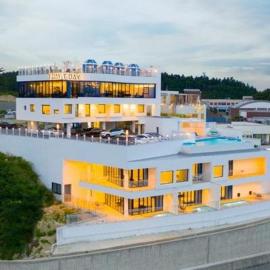Pohang T-Bay Hotel and Pool Villa, хотел в Поханг