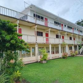 Dave Parker Eco Lodge Hotel، فندق في أبيا