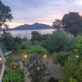 Lou Apartments & Hostel, hotel i Edipsos