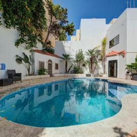 Bungalow home with Stunning Pool Area in St'Julians By 360 Estates, hotel in St. Julianʼs